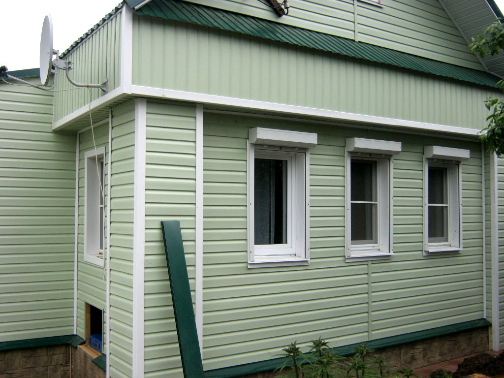Фасады домов: зеленые, при этом сайдинговые
