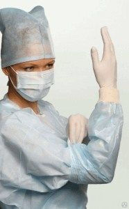 Маски очки перчатки. Защитная одежда медсестры. Медицинские маски и перчатки. Медицинский халат перчатки маска. Хирургические шапка и маска.