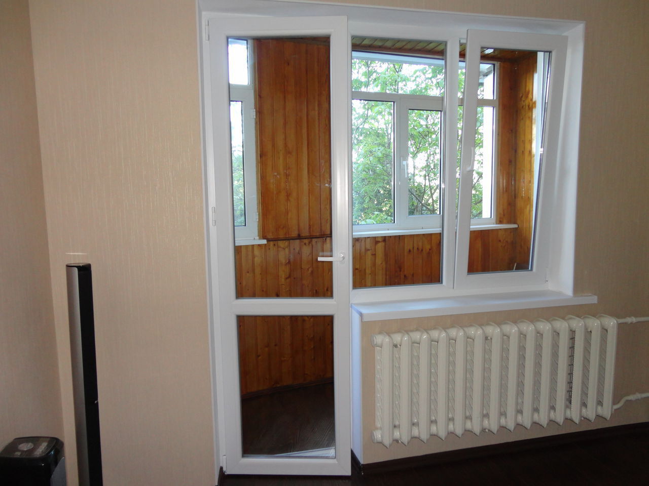 Изготовление и монтаж балконных блоков с поворотно-откидным окном