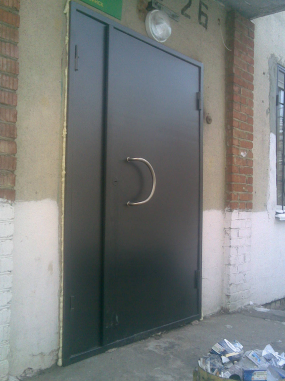 Входная дверь стальная черная