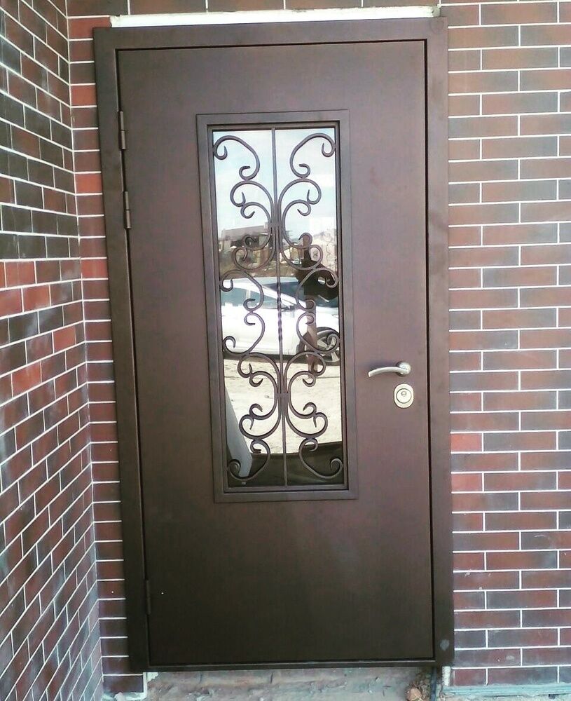 Входная дверь со стеклом стальд
