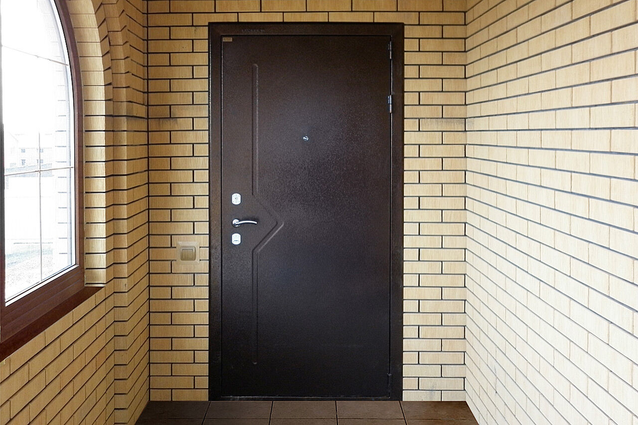 Входная дверь стальная черная с серыми вкраплениями