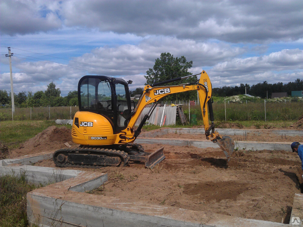Траншея под фундамент экскаватором. JCB копка котлована. Мини экскаватор фундамент. Обратная засыпка фундамента. Траншени Латаси