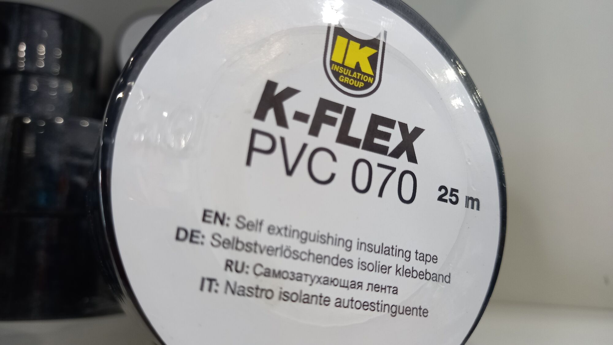 Лента k-Flex 050-025 PVC at 070 Black. Маркировку к-флекса. Лента ПВХ 50ммх50м черная.