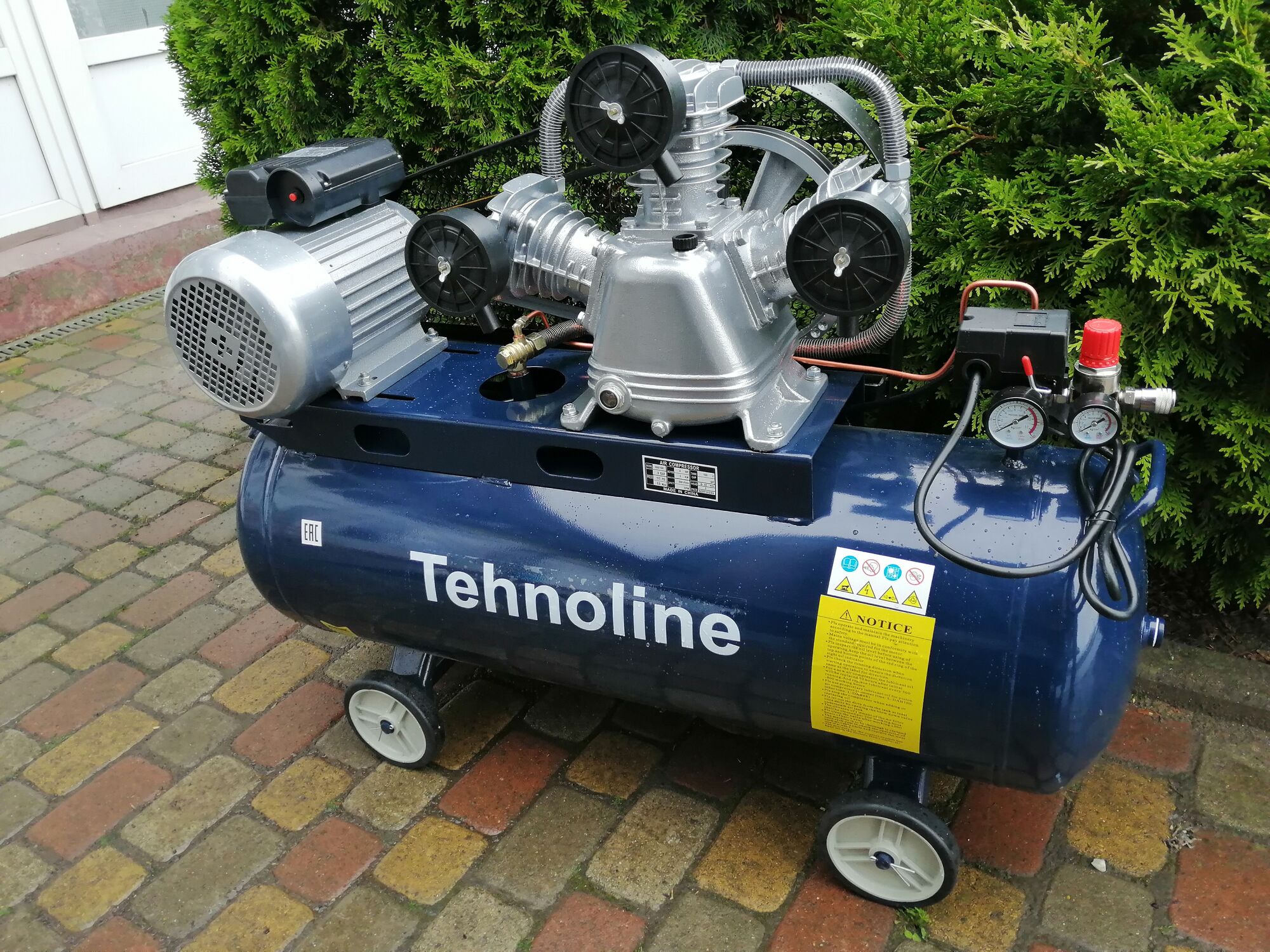 Компрессор воздушный Tehnoline 600/100 трехцилиндровый ременный масляный, 3кВт