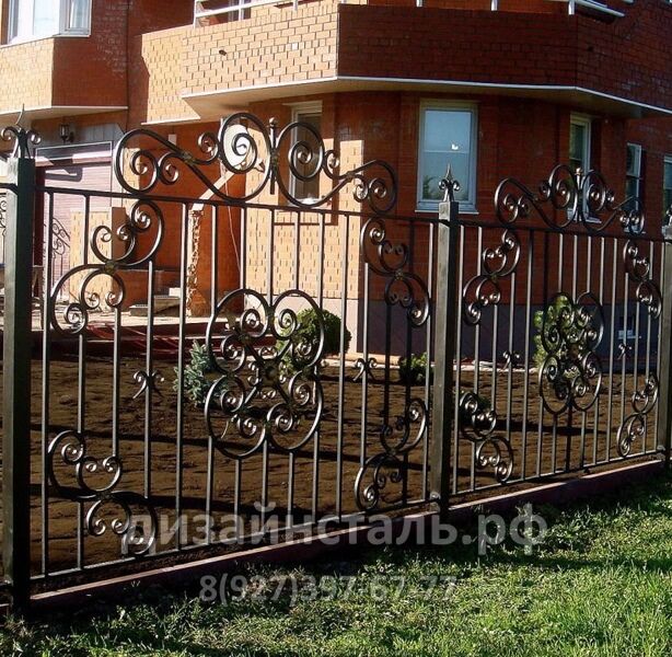 Кованый забор с ажурными элементами узора Эльвина