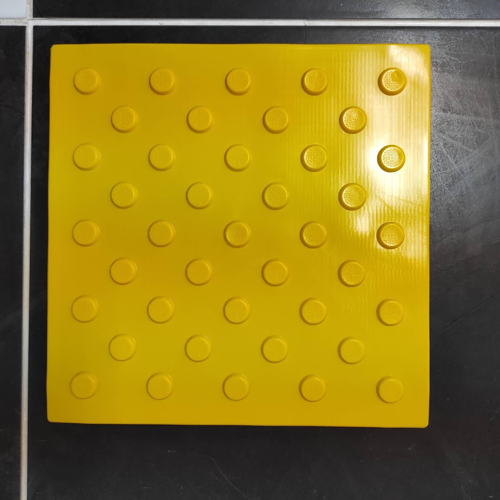 Плитка ПВХ 500х500 Конусообразный риф (шахматный)