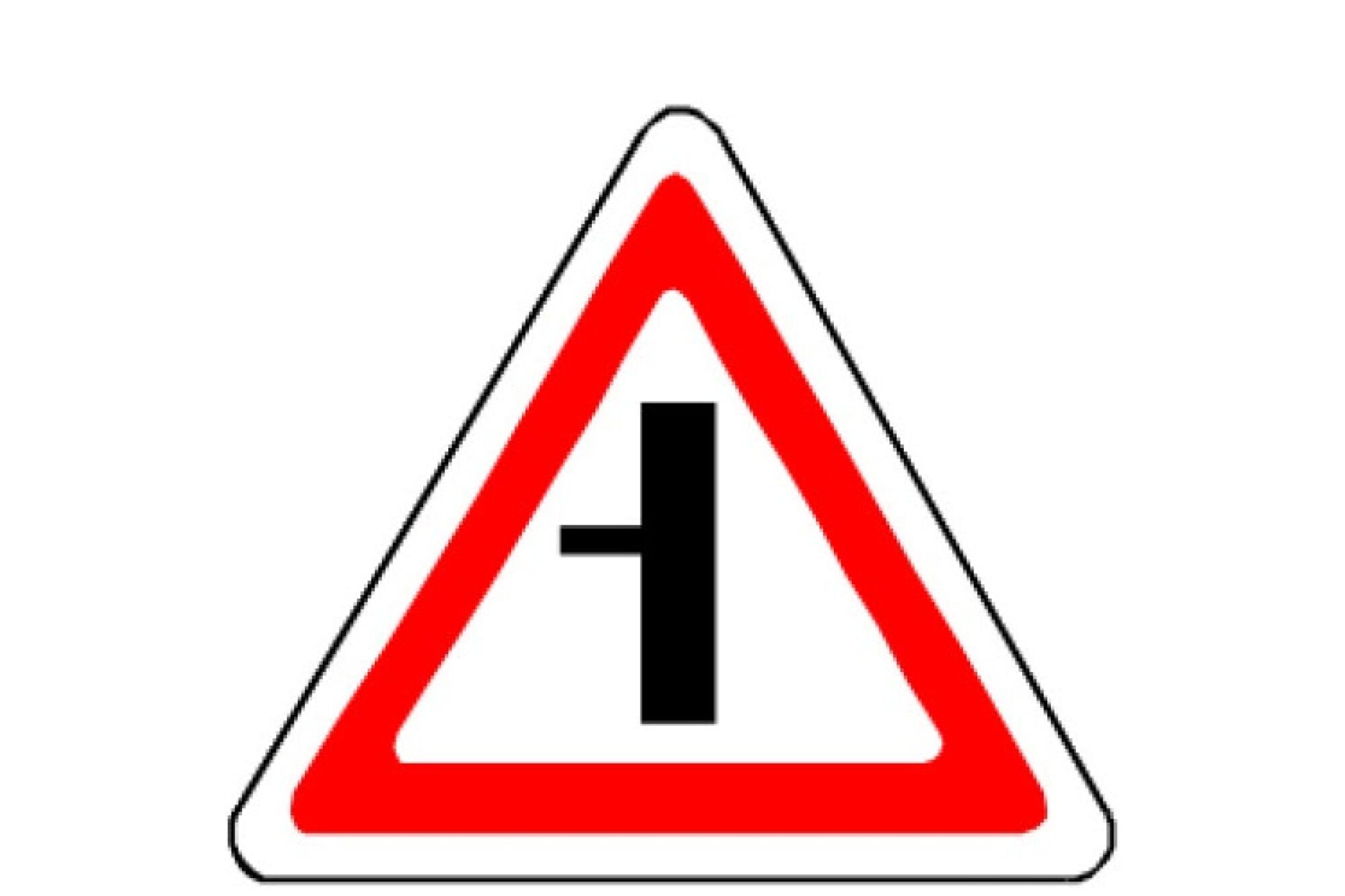 Дорожный знак Протэкт Примыкание второстепенной дороги 2-го типоразмера, пленка тип Б 2.3.3