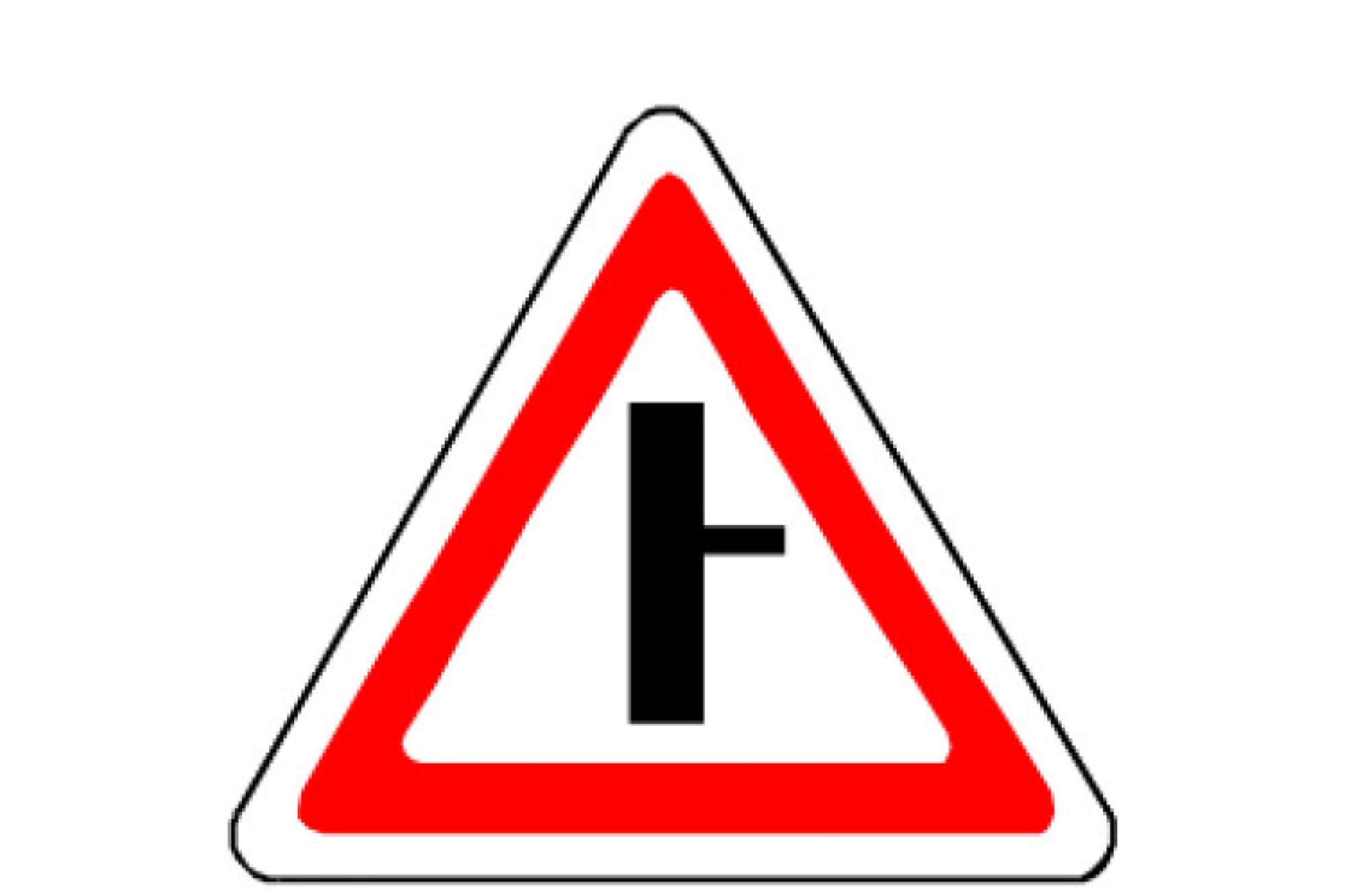 Дорожный знак Протэкт Примыкание второстепенной дороги 2-го типоразмера, пленка тип Б 2.3.2